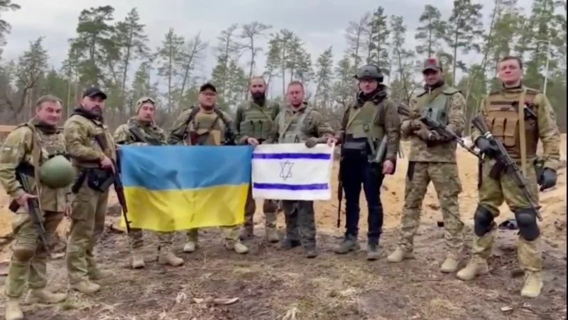 جنود ترفع علم إسرائيل خلال حرب أوكرانيا