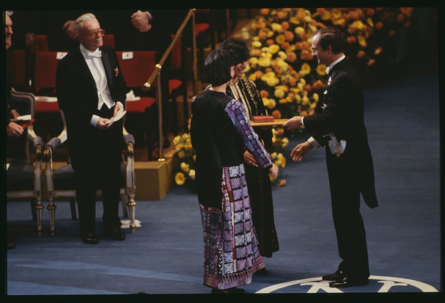 تسلم ابنتا نجيب محفوظ جائزة نوبل
